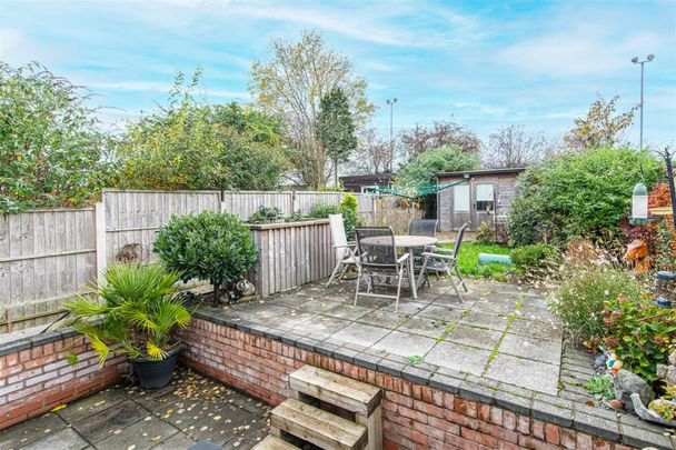 3 bed House - Semi-Detached To Let - Photo 1