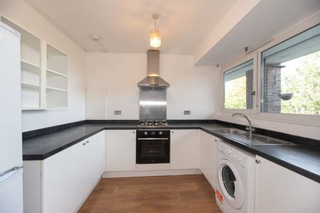 3 Bed Flat, Arnal Crescent, SW18 - Photo 2