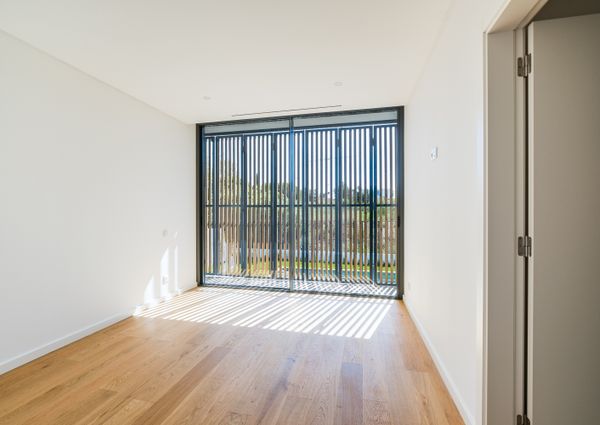 Moradia T6 de arquitetura moderna inserida no Golfe de Oeiras