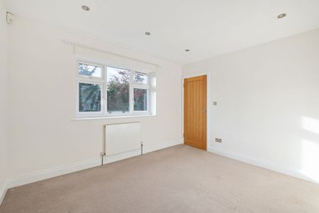Montrouge Crescent, Epsom, KT17 - Photo 3