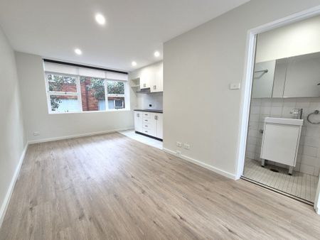 Charming Studio Apartment in Prime Ashfield Location - Photo 2