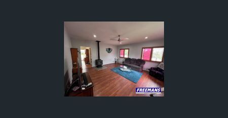 Fabulous Family Home with 9x7.5m shed extra high for mobile home & boat - Photo 2