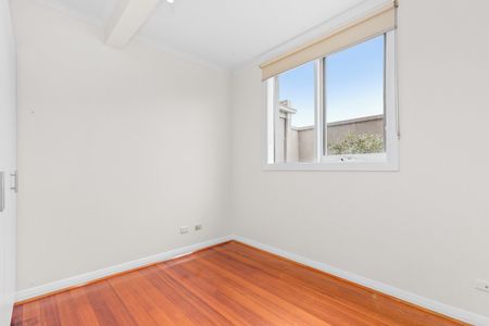 Boutique apartment in prime South Yarra location - Photo 3