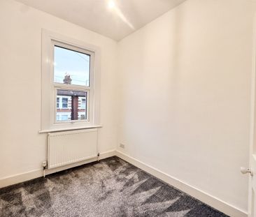 3 bed House South Avenue, SS2 - Photo 3