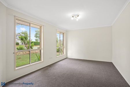 This impeccably presented Middle Ridge home is sure to impress! - Photo 4