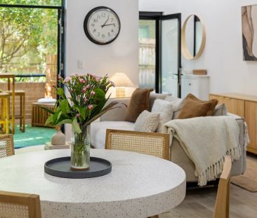 Magnificent Double Brick Apartment In A Boutique Block: High Ceilin... - Photo 5