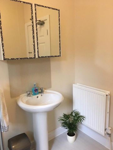 1 bedroom in a house share to rent - Photo 3