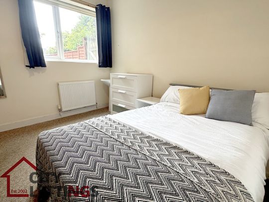 5 Bedroom Mid Terraced House - Photo 1