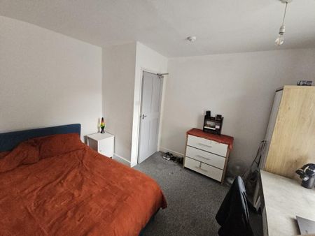 1 bedroom in a flat share to rent - Photo 3
