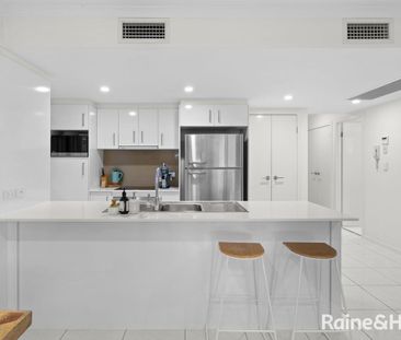 Spacious Ground-Floor Apartment with Private Courtyard & Entry - Photo 6