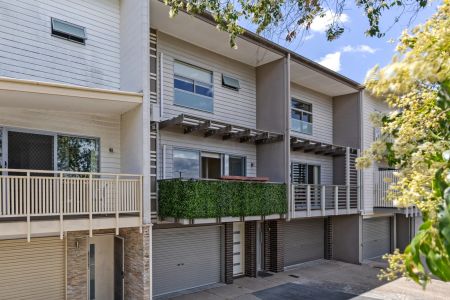 3 level townhouse with city views - Photo 3