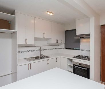 REFURBISHED TOWNHOUSE! - Photo 6