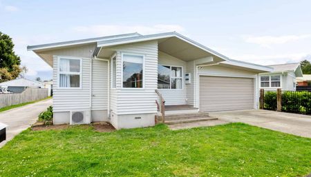 Available for Rent - 6 Forth Crescent, Glenview - Photo 2