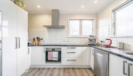 Spacious Renovated House in Tirohanga, Lower Hutt - Photo 2