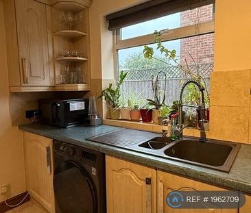 4 bedroom semi-detached house to rent - Photo 5