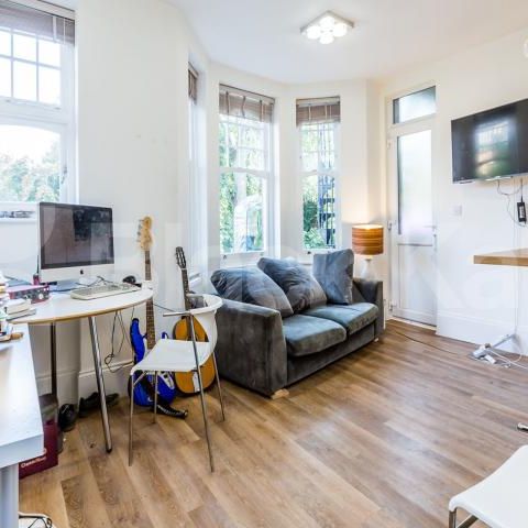 Modern 2 double bedroom property with open plan lounge with breakfast bar island - Photo 1