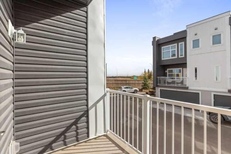 Edmonton Unfurnished rowhome Rental in Edgemont - Spacious UNFURNISHED Townhome With Double Garage In West End Community - Photo 3