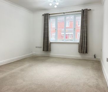 Two Bedroom Modern Pristine Apartment for Rent in Gravesend - Photo 1