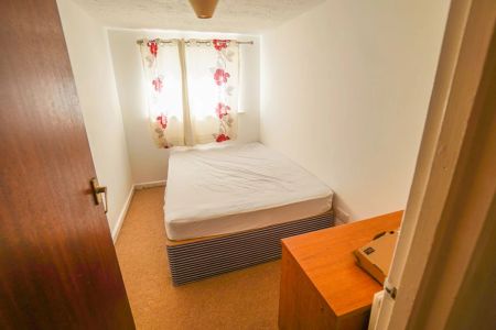 To Rent Holdenhurst Road, Lansdowne, Bournemouth, BH8 £1,100 pcm Tenancy Info - Photo 3