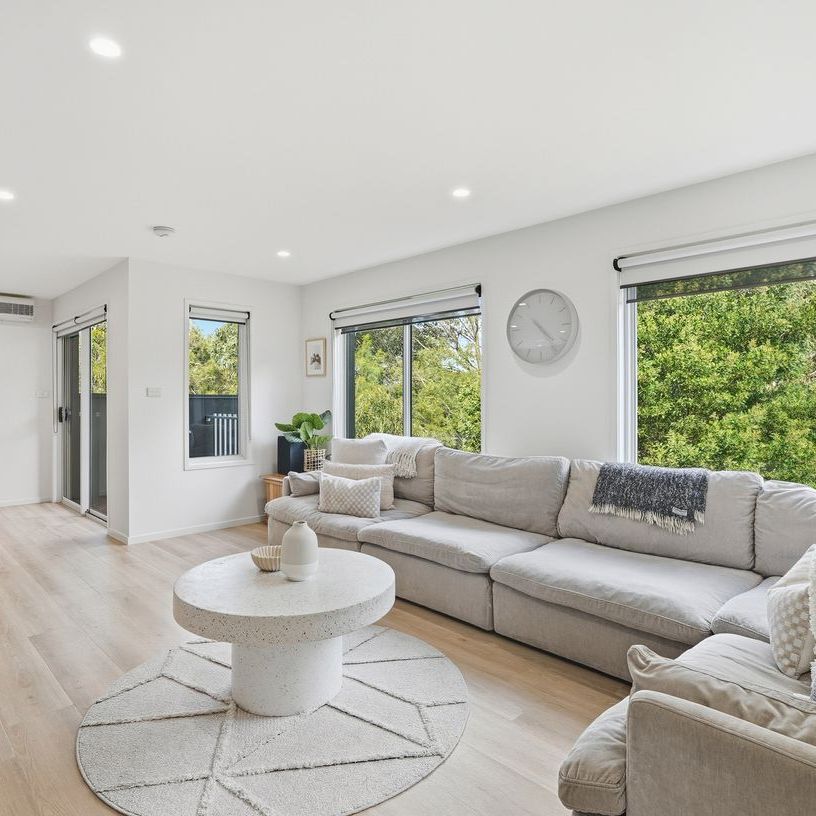 Immaculately presented 3 bedroom family home with study - Photo 1