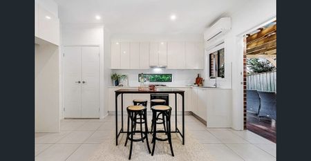 Spacious double brick family home - Photo 4