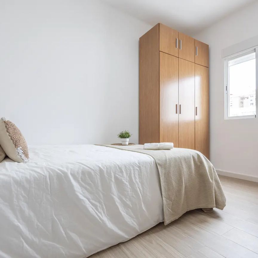 Room in a shared 4-bedroom apartment for rent in Mestalla, Valencia, only for professionals or students - Foto 1