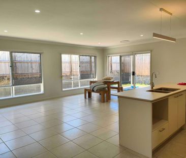 Great location house $720/W - Photo 1