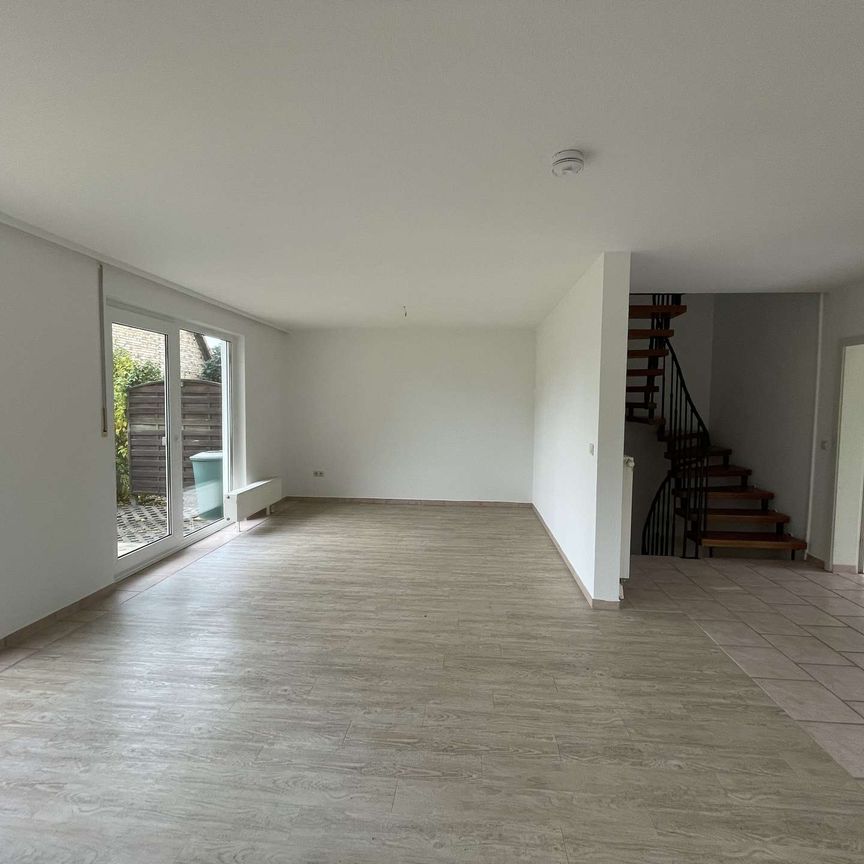 Familien aufgepasst! Renovierte Doppelhaushälfte mit Keller + Stellplatz nahe Halle (Saale)! - Photo 1