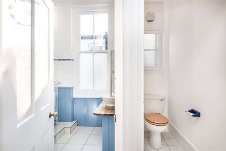 Spacious period apartment within a sought after mansion block in Chiswick. - Photo 4