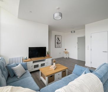 Peterborough - Photo 2