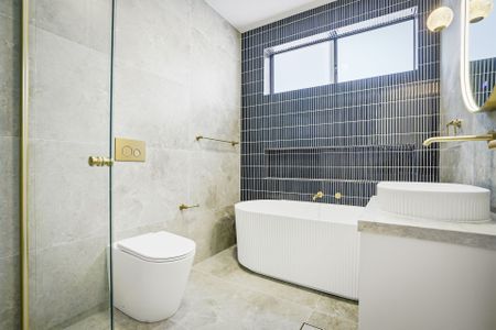 Modern & Spacious 5 Bedroom Family Home in Fairfield West! - Photo 5