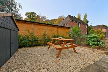 Beautifully refurbished 3 bedroom home available furnished or unfurnished, ideal for families or professionals. - Photo 4