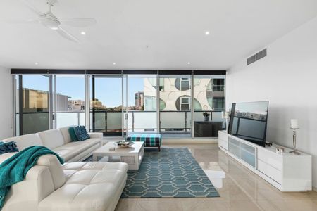 Bayside Luxury With Stunning Views - Photo 4
