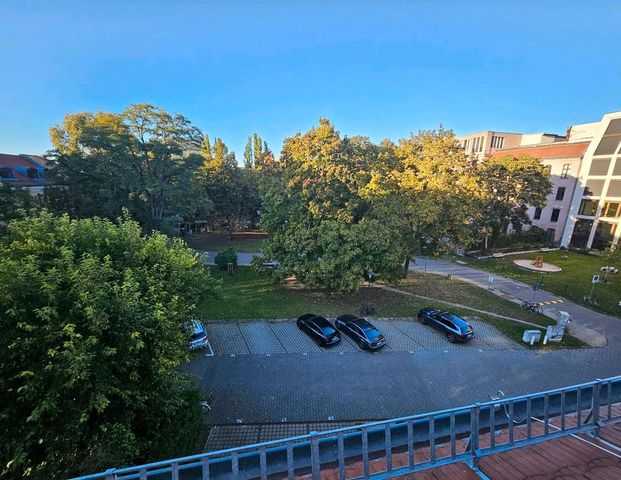 Dachgeschosswohnung in Berlin-Mitte mit 2 Terrassen und Grünblick - Photo 1