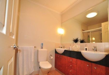 8854 Magnolia Drive East, Hope Island QLD 4212 - Villa For Rent | Domain - Photo 4