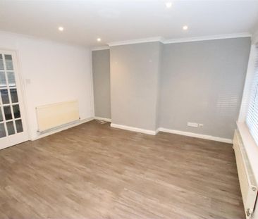 3 bedroom Terraced House to let - Photo 6