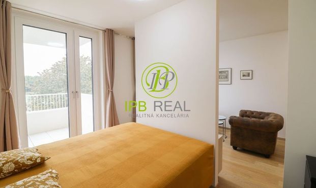 Iba 1/2 provízia! Zariadený 1,5-izb. byt s parkovaním v projekte Vydrica na Žižkovej ul. - Fotografia 1