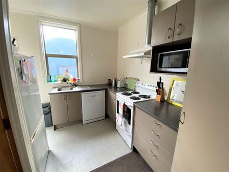 Popular Student Flat in Prime Howe Street Location Available for 2027 - Photo 3
