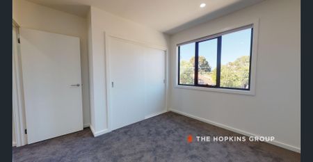 Stunning three bedroom townhouse with study nook! - Photo 3