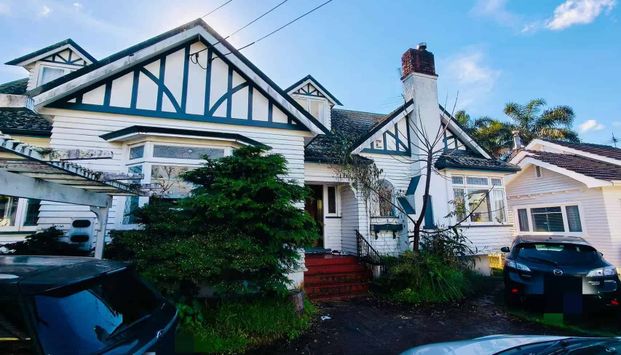 Epsom, 5 bedrooms - Photo 1