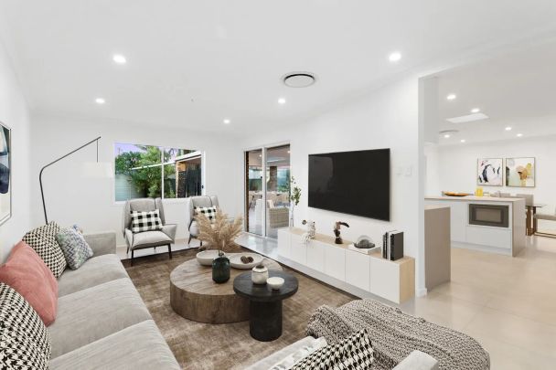 Dual Master Suites, Pool, and Shed on 1300m² - Photo 1