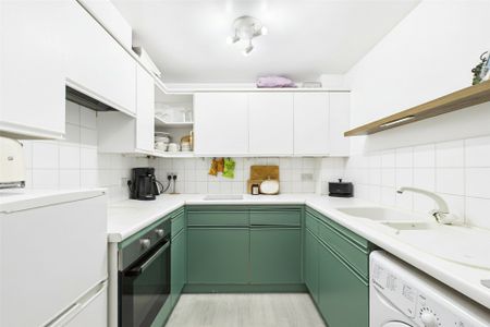 1 bedroom Flat in Missenden Gardens, Slough - Photo 3