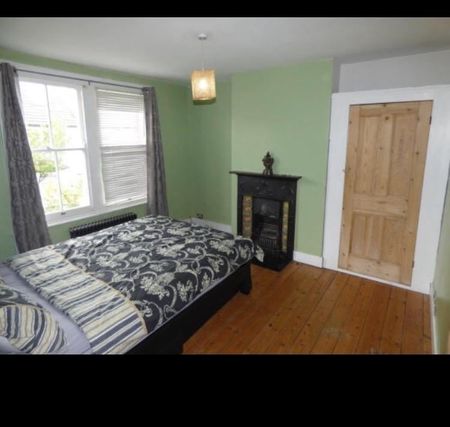 3 Bed Terraced House, Addiscombe Court Road, CR0 - Photo 2