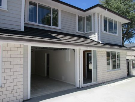 This beautifully designed three-bedroom, two-bathroom townhouse offering the perfect blend of style, comfort, and modern convenience. - Photo 2