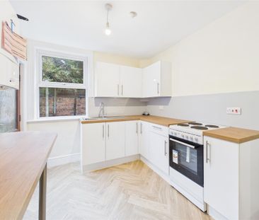 2 bedroom Semi-detached house to rent - Photo 3