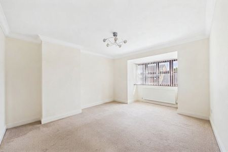 3 bedroom House in Heywood Avenue, Maidenhead - Photo 2
