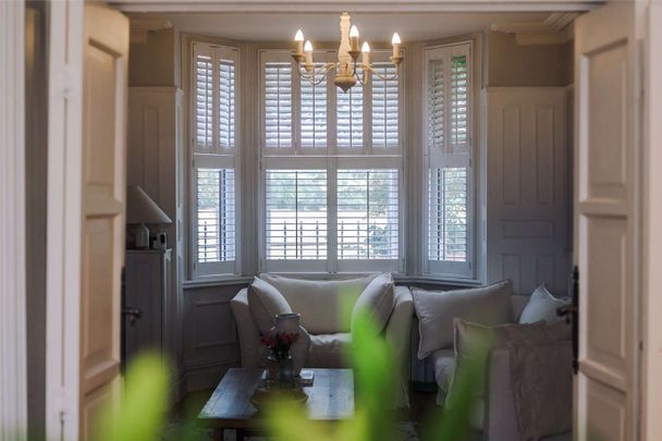 A characterful period townhouse in a prime town centre location, tastefully updated with modern finishes and a private walled garden. - Photo 1