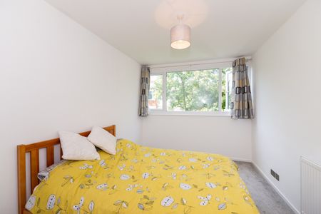 4 Bed Semi-Detached House, Swanwick Close, SW15 - Photo 4