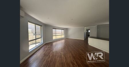 EASY LIVING IN QUITE LITTLE GROVE CUL-DE-SAC - Photo 4