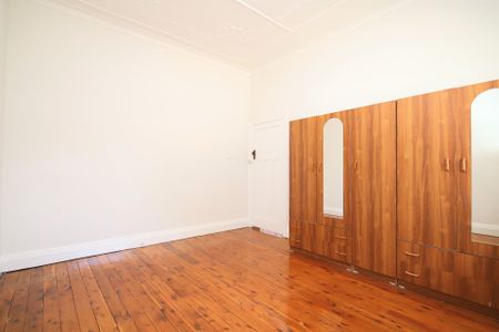 Three Bedroom Family Home - Photo 2